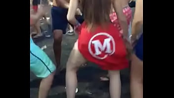 Durante os jogos da faculdade rebolando muito