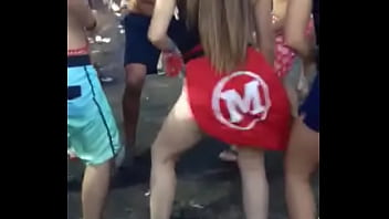 Durante os jogos da faculdade rebolando muito