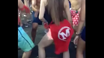 Durante os jogos da faculdade rebolando muito Durante os jogos da faculdade rebolando muito