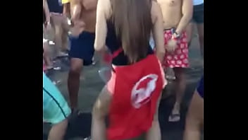 Durante os jogos da faculdade rebolando muito