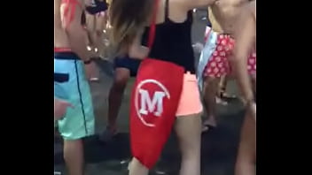 Durante os jogos da faculdade rebolando muito