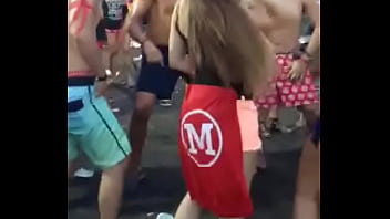 Durante os jogos da faculdade rebolando muito