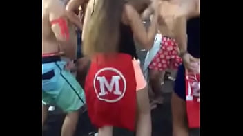 Durante os jogos da faculdade rebolando muito