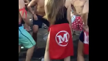 Durante os jogos da faculdade rebolando muito