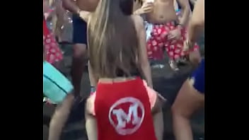 Durante os jogos da faculdade rebolando muito