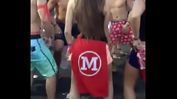 Durante os jogos da faculdade rebolando muito