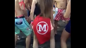 Durante os jogos da faculdade rebolando muito