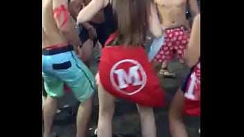 Durante os jogos da faculdade rebolando muito