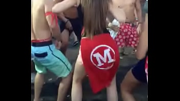 Durante os jogos da faculdade rebolando muito