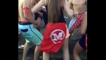 Durante os jogos da faculdade rebolando muito