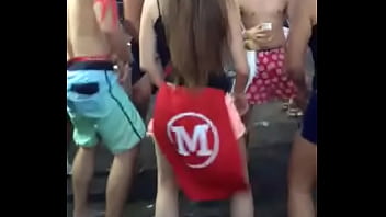 Durante os jogos da faculdade rebolando muito