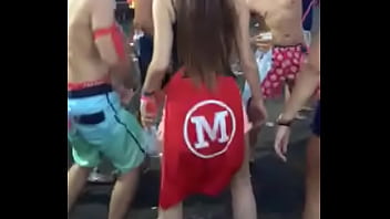 Durante os jogos da faculdade rebolando muito