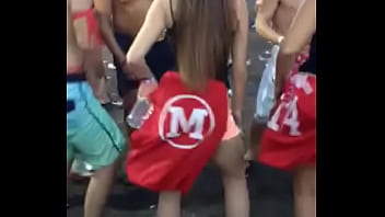 Durante os jogos da faculdade rebolando muito