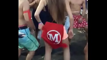 Durante os jogos da faculdade rebolando muito