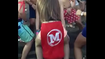 Durante os jogos da faculdade rebolando muito