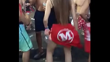 Durante os jogos da faculdade rebolando muito