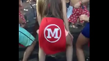 Durante os jogos da faculdade rebolando muito