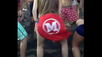 Durante os jogos da faculdade rebolando muito