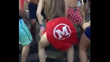 Durante os jogos da faculdade rebolando muito