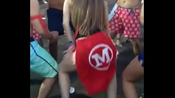 Durante os jogos da faculdade rebolando muito