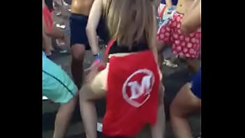 Durante os jogos da faculdade rebolando muito