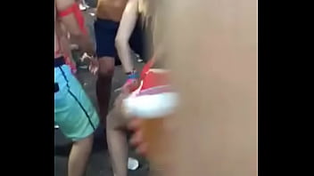 Durante os jogos da faculdade rebolando muito