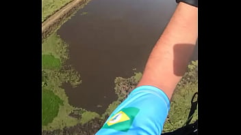 Pousando na parede com tesao