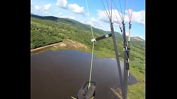 Pousando na parede com tesao