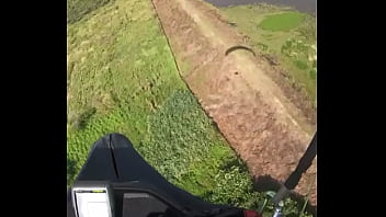 Pousando na parede com tesao