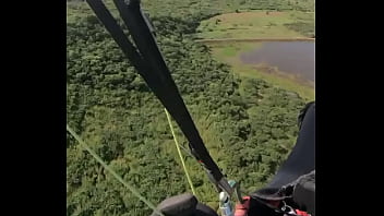 Pousando na parede com tesao