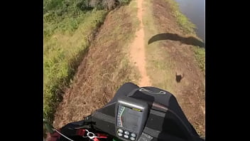 Pousando na parede com tesao