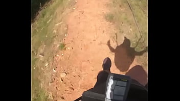 Pousando na parede com tesao