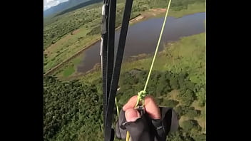 Pousando na parede com tesao