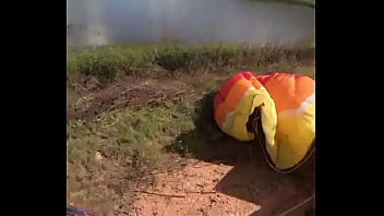 Pousando na parede com tesao