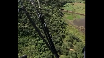 Pousando na parede com tesao