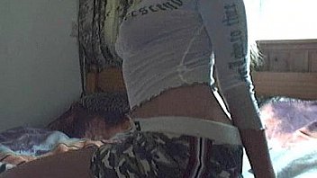 Chica desnudandose por la web cam y masturbandose