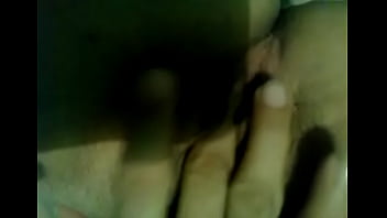 Amiga jugando con su cosita