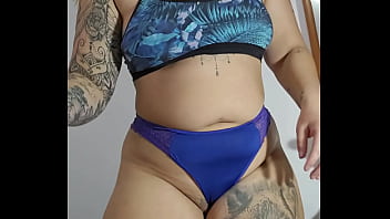 Provando calcinhas de lycra e batendo siririca pro fã