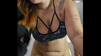 Provando calcinhas de lycra e batendo siririca pro fã