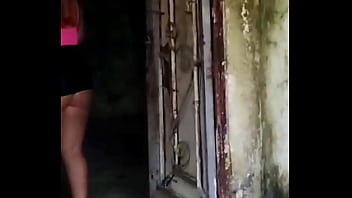 Entramos em uma casa abandonada e transamos muito