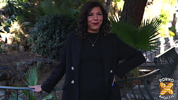 Gwen jeune brunette avide d'anal