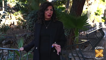 Gwen jeune brunette avide d'anal