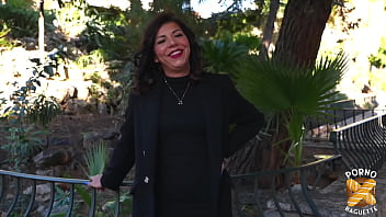 Gwen jeune brunette avide d'anal