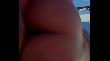 Tetona infiel la chupa y monta riquísimo se deja grabar sin que su novio se entere