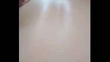 Meu amigo meteu a mão dentro do cu da minha esposa