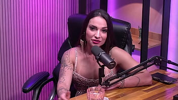 A monique não aguentou o entrevistado