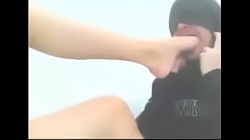 Lambendo Pezinho No Quarto thumbnail