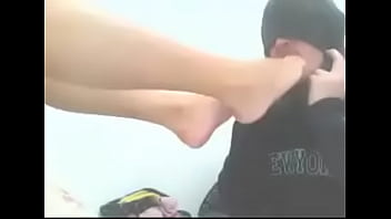 Lambendo Pezinho No Quarto thumbnail