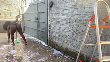 Estava lavando o quintal de shortinho e meu vizinho veio pedir a escada emprestada aproveitei o momento e dei gostoso pra ele e deixei gozar na minha boca