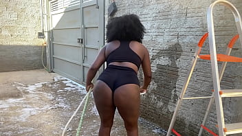 Estava lavando o quintal de shortinho e meu vizinho veio pedir a escada emprestada aproveitei o momento e dei gostoso pra ele e deixei gozar na minha boca